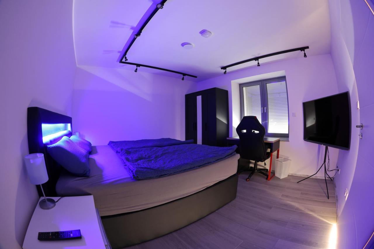 Modern Und Neu, Top Ausstattung Mit Kaffeevollautomat, 2X Netflix-Tv, Lueftungsanlage, Geschirrspueler Wallerfangen Luaran gambar